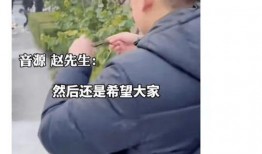 男子戴眼镜吃瓜,眼镜男士的悠闲夏日吃瓜时光