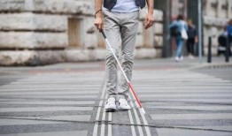 男子戴眼镜吃瓜,眼镜男士的悠闲夏日吃瓜时光