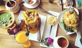 小情侣餐厅吃瓜,小情侣餐厅里的浪漫瞬间