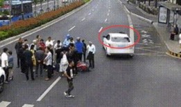 吃瓜引起的车祸