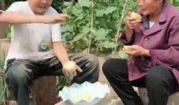 老妈带孩子吃瓜,亲子时光温馨满满