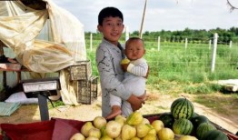 农村3岁儿童吃瓜,瓜果飘香成长记