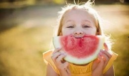 老妈带孩子吃瓜,亲子时光温馨满满