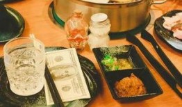 小情侣餐厅吃瓜,小情侣餐厅里的浪漫瞬间