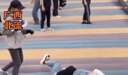 两美女打架吃瓜