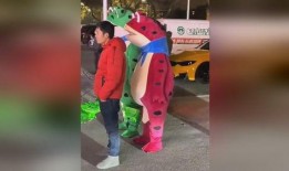 青蛙礼服路边吃瓜,街头吃瓜引发的时尚风波