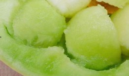 吃雪糕瓜甜,吃雪糕，感受瓜果甜蜜滋味
