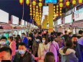 银川吃瓜怀远夜市,吃瓜纳凉，品味烟火气中的市井风情
