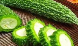 全家吃瓜摆烂,共享悠闲夏日时光