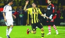 足球比分图片4 5,足球赛场上惊心动魄一幕”