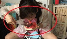 女生厕所吃瓜,揭秘女生厕所里的那些秘密