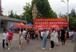 一万街坊吃瓜现场,现场吃瓜盛况空前