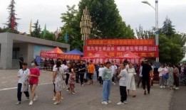 一万街坊吃瓜现场,现场吃瓜盛况空前