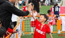 足球比赛比分再次落后,球队奋力追平比分，比赛悬念再升级！”